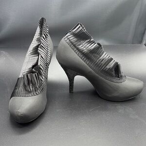 Poetic License black Heels ruffle trim, sparkly stiletto size 81/2